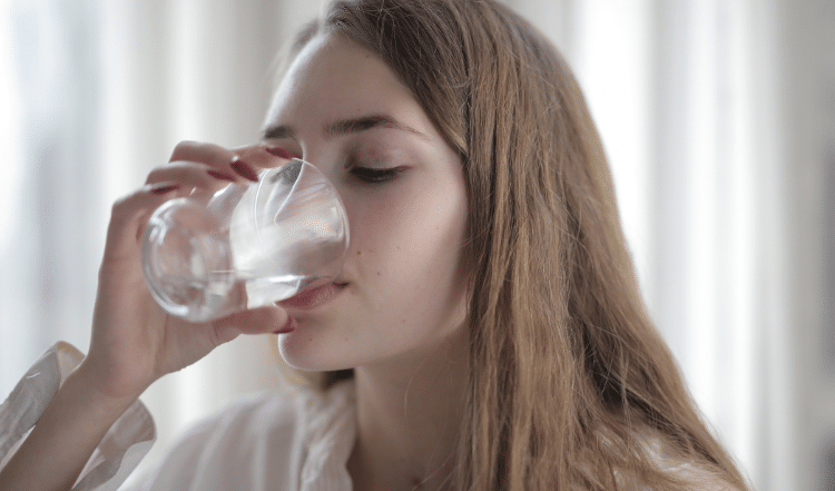 ¿Bebo la cantidad de agua que mi cuerpo necesita?